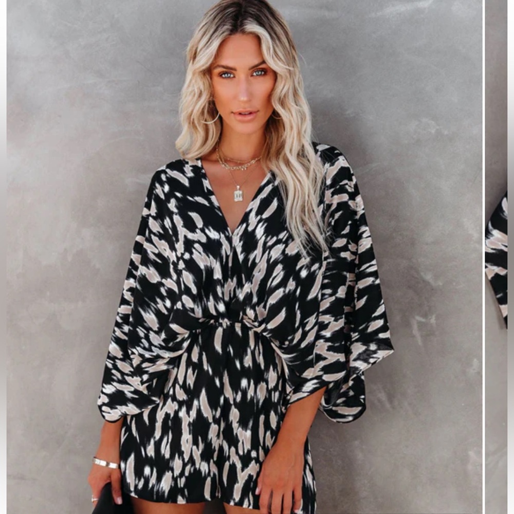 Linden printed kimono romper- from Vici Collection - Picture 7 of 8